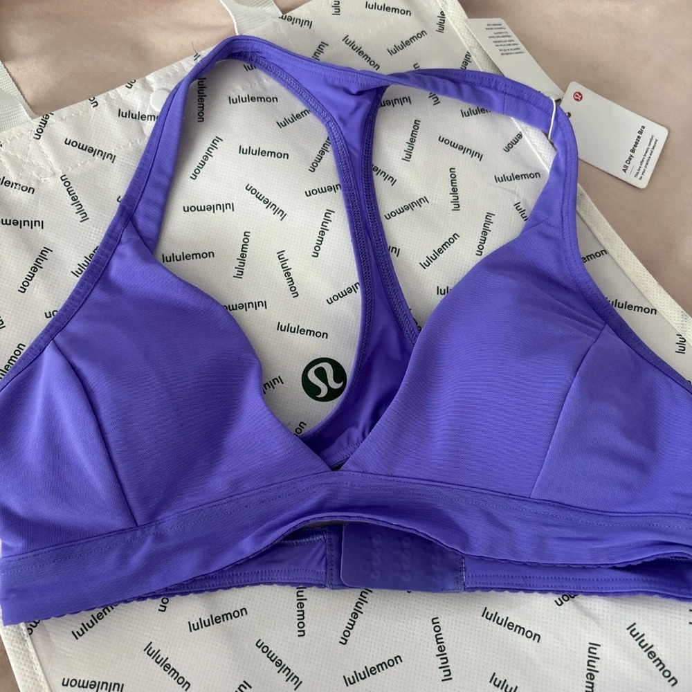 Lululemon Bra NWT Size 4 All Day Breeze Clasp Sports Bra Yoga Workout Purple Gym